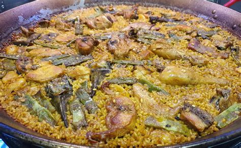  Paella Valenciana: Juhlava ja Mausteinen Herkku Espanjan Sydämestä!