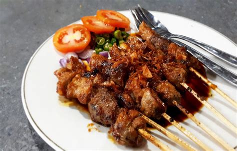  Sate Kambing: Mausteinen ja täynnä eksoottista makua!